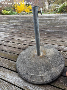 Betonsockel für Sonnenschirm. Infolge Haushaltauflösung:

Beton - Sonnenschirmständer, sehr massiv
Durchmesser Betonsockel 60cm
Höhe total ca. 60cm
Für Sonnenschirme bis max.ca. 4cm Stangendurchmesser

muss bis Ende April abgeholt werden