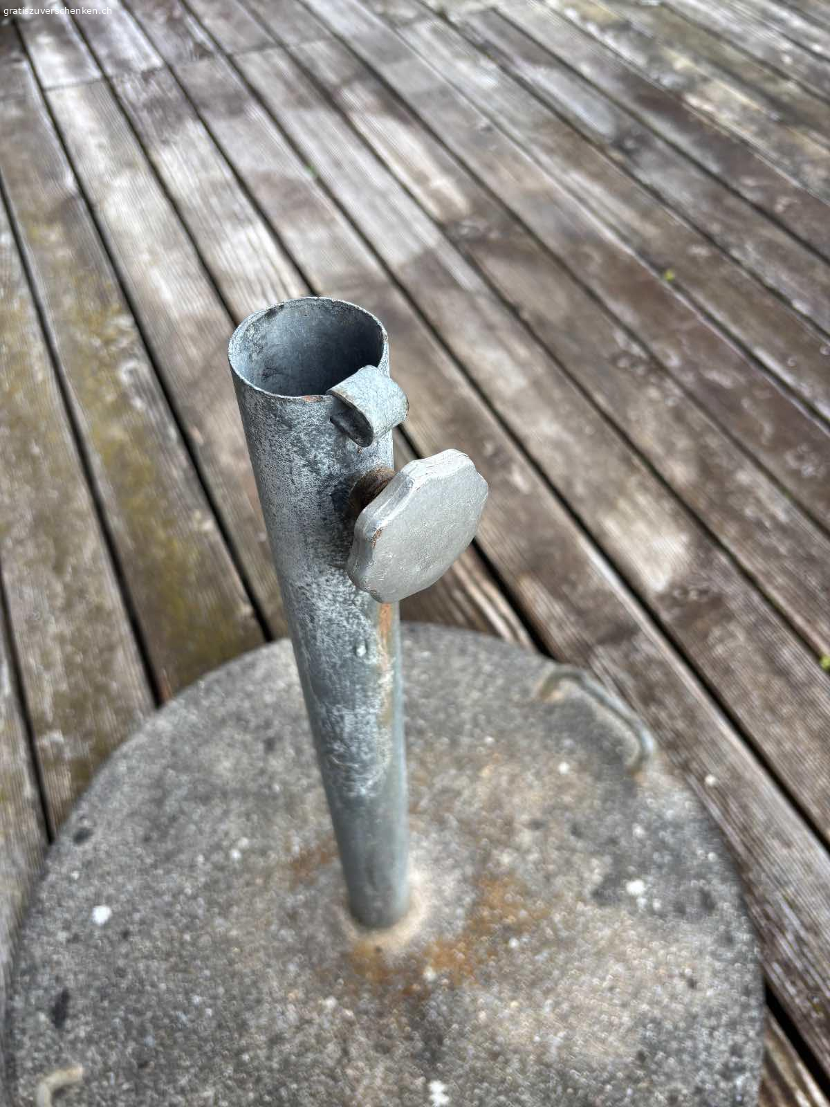 Betonsockel für Sonnenschirm. Infolge Haushaltauflösung:

Beton - Sonnenschirmständer, sehr massiv
Durchmesser Betonsockel 60cm
Höhe total ca. 60cm
Für Sonnenschirme bis max.ca. 4cm Stangendurchmesser

muss bis Ende April abgeholt werden