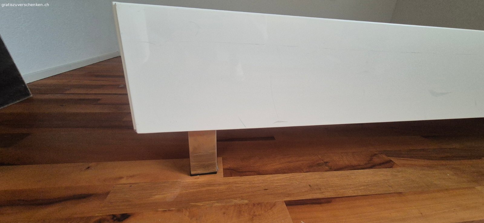 Bett 120x200cm. Weiss.. Mit Lattenrost: verstellbarer Kopfteil. 
Ohne Matratze
Gebraucht aber in sehr gutem Zustand

Abholung nach Vereinbarung.