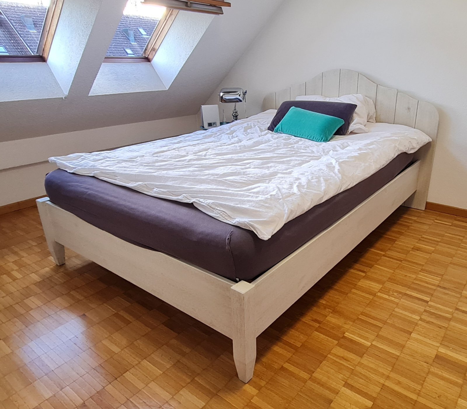 Bett 140x210. Dieser Bettrahmen ist wegen bevorstehendem Umzug gratis abzugeben, bis spätestens 02.08.2026.

Masse (ca. Angaben): Länge 210cm, Breite: 140cm (Kopfteil 160cm)

(ohne Lattenrost und Mattratze)

Das Bett kann vor Ort in Dübendorf besichtigt und abgeholt werden.