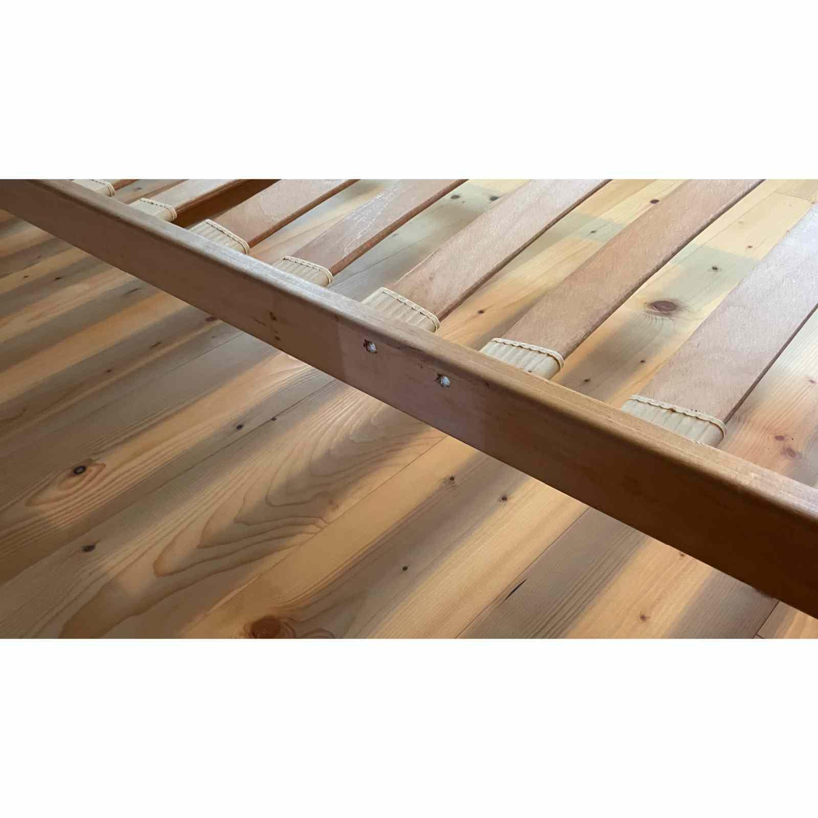 Bett 90x200 Team7. Bettgestell mit Lattenrost ohne Matratze 90x200cm aus Schwarzerlenholz.
Besteht aus Kopfteil, Fussteil und Lattenrost. Einfache Montage.
Unteres Bett eines Kajütenbettes, Aufhellungen hinter früherer Leiter sichtbar siehe Bilder.
Gebrauchsspuren/Defekte siehe Bilder (Sprosse fehlt, 1 Schraubenabdeckung teilweise abgesplittert).