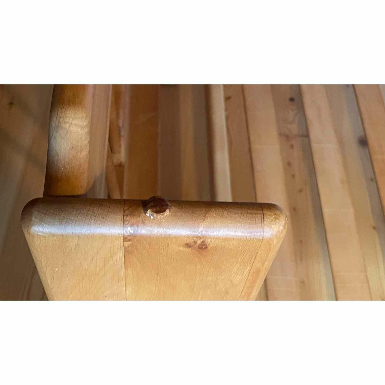 Bett 90x200 Team7. Bettgestell mit Lattenrost ohne Matratze 90x200cm aus Schwarzerlenholz.
Besteht aus Kopfteil, Fussteil und Lattenrost. Einfache Montage.
Unteres Bett eines Kajütenbettes, Aufhellungen hinter früherer Leiter sichtbar siehe Bilder.
Gebrauchsspuren/Defekte siehe Bilder (Sprosse fehlt, 1 Schraubenabdeckung teilweise abgesplittert).