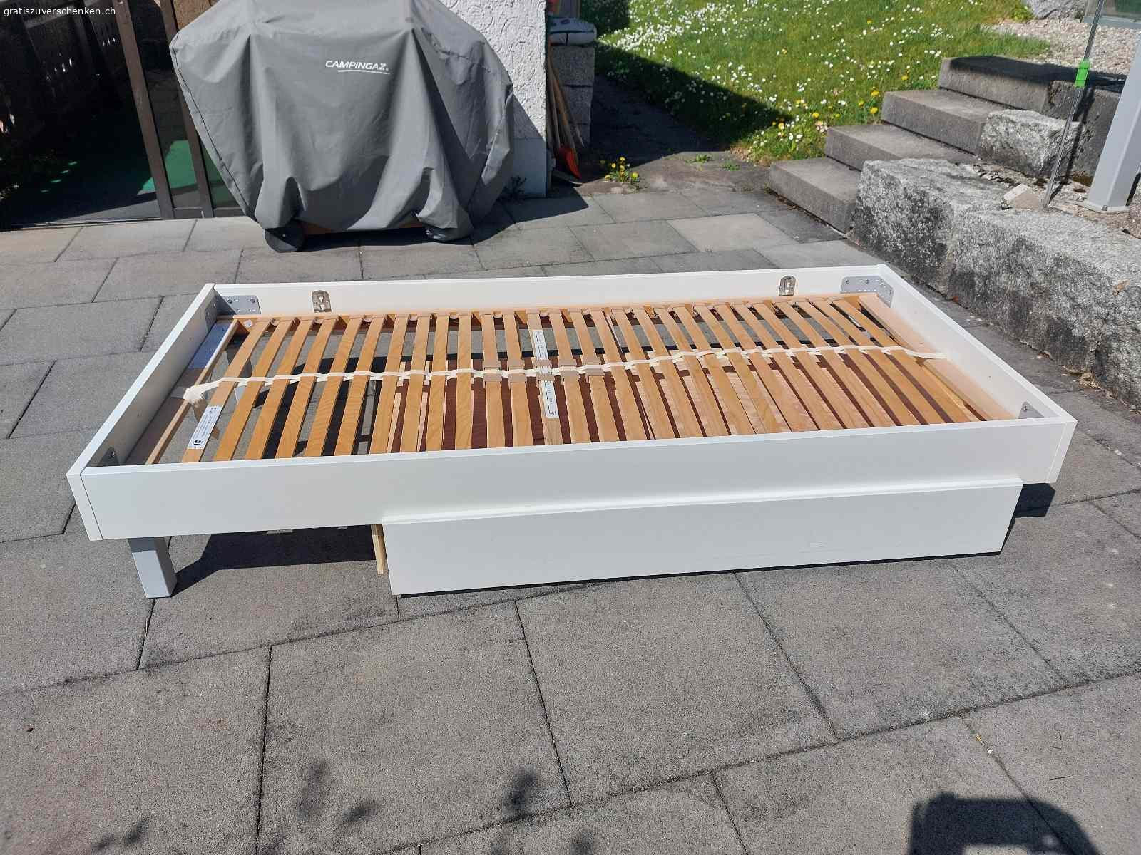 Bett 90x200. Bettrahmen weiss mit grauen Füssen inkl. Lattenrost und Schublade und verbautem Schubladeneinsatz, gemäss Fotos
Masse 90 cm x 200 cm, Einzelbett