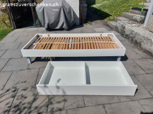 Bett 90x200. Bettrahmen weiss mit grauen Füssen inkl. Lattenrost und Schublade und verbautem Schubladeneinsatz, gemäss Fotos
Masse 90 cm x 200 cm, Einzelbett