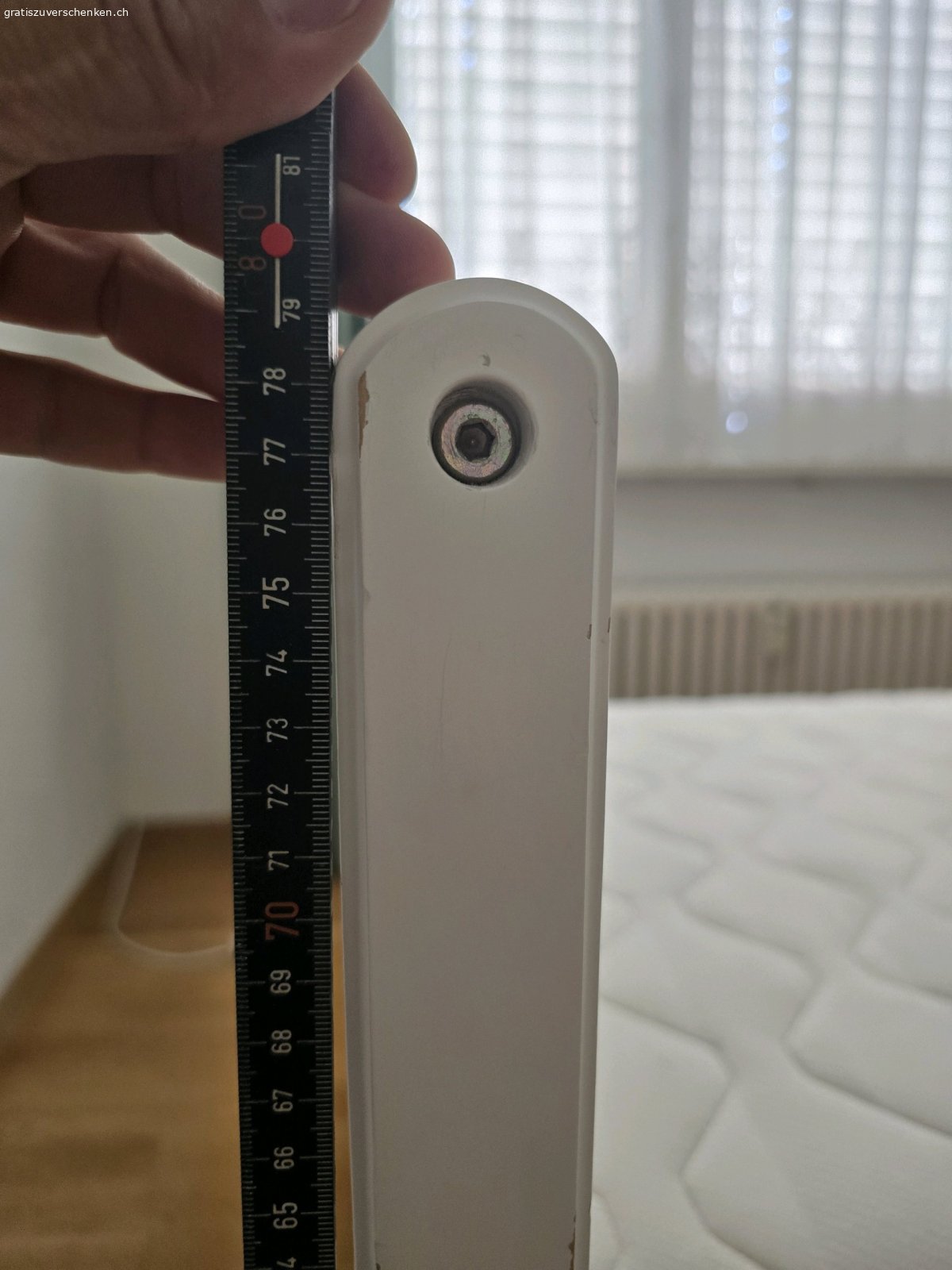 Bett inklusive Matratze und Decken. Wegen nicht Gebrauch und zu kleines Bett vercshenke ich mit Matratze,  Decken und wer noch nicht Teppich und diesen kleine Tropel dazu. ab sofort abholbereit, kann es auch schon demontieren für die wo das Bett abholen möchten, könnte auch liefern.

 bin NUR per whatsapp erreichbar !!!
Danke im Voraus.