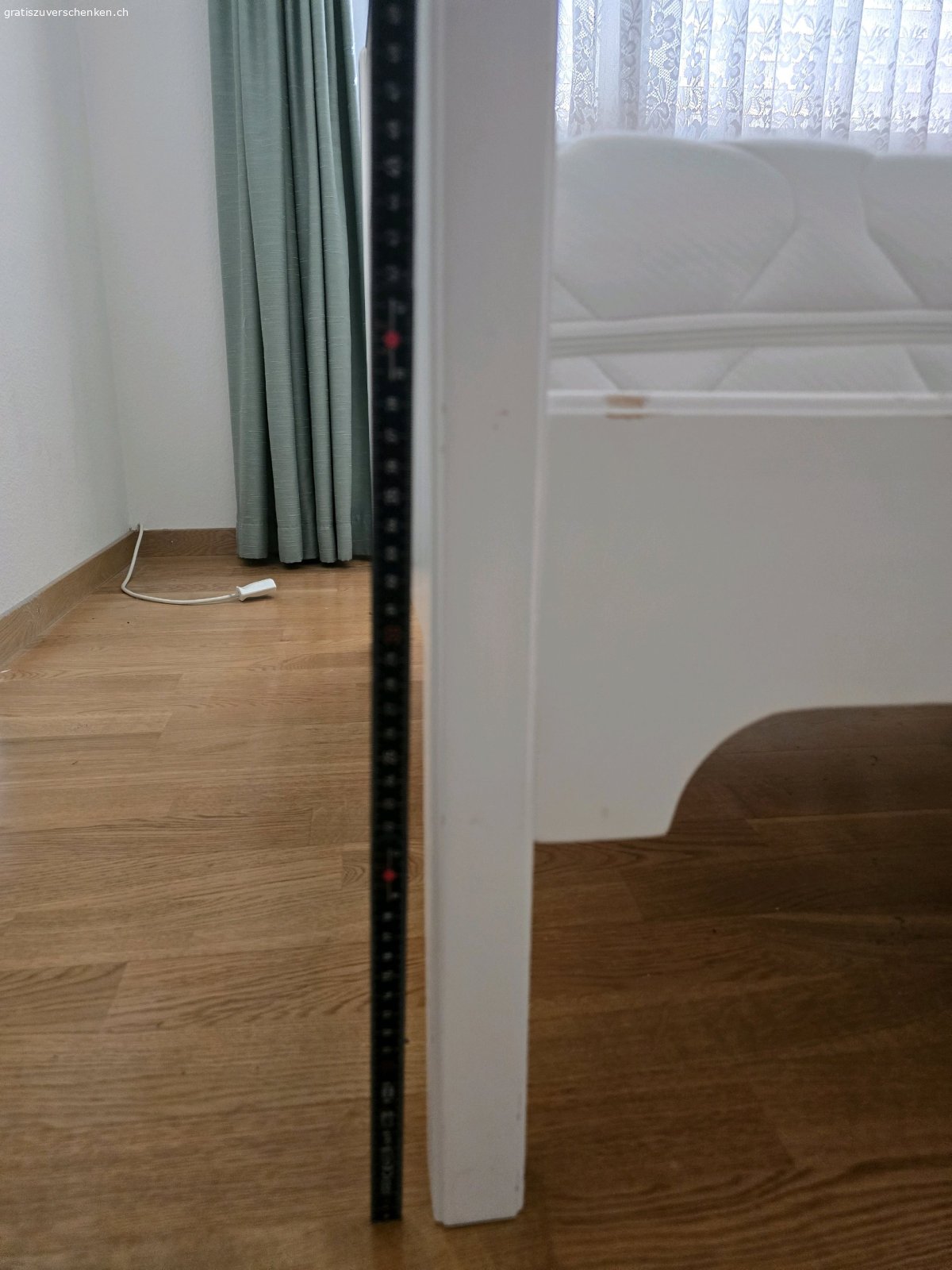 Bett inklusive Matratze und Decken. Wegen nicht Gebrauch und zu kleines Bett vercshenke ich mit Matratze,  Decken und wer noch nicht Teppich und diesen kleine Tropel dazu. ab sofort abholbereit, kann es auch schon demontieren für die wo das Bett abholen möchten, könnte auch liefern.

 bin NUR per whatsapp erreichbar !!!
Danke im Voraus.
