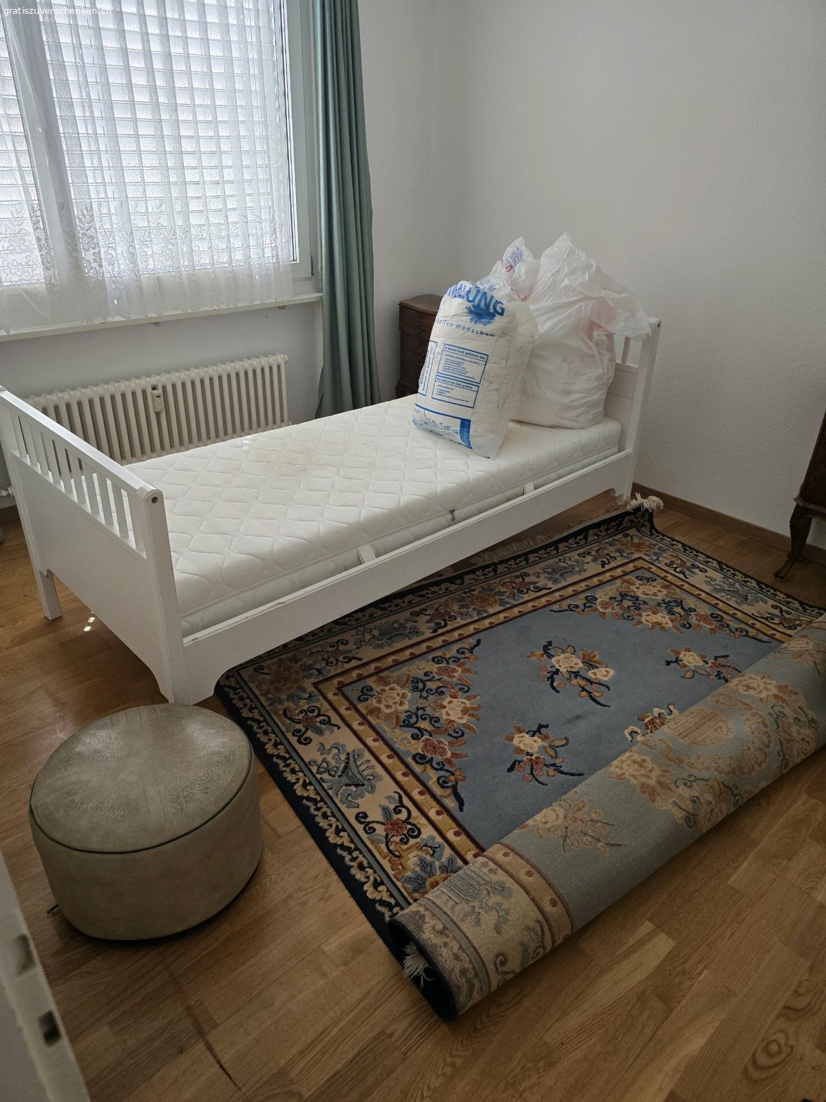 Bett inklusive Matratze und Decken. Wegen nicht Gebrauch und zu kleines Bett vercshenke ich mit Matratze,  Decken und wer noch nicht Teppich und diesen kleine Tropel dazu. ab sofort abholbereit, kann es auch schon demontieren für die wo das Bett abholen möchten, könnte auch liefern.

 bin NUR per whatsapp erreichbar !!!
Danke im Voraus.