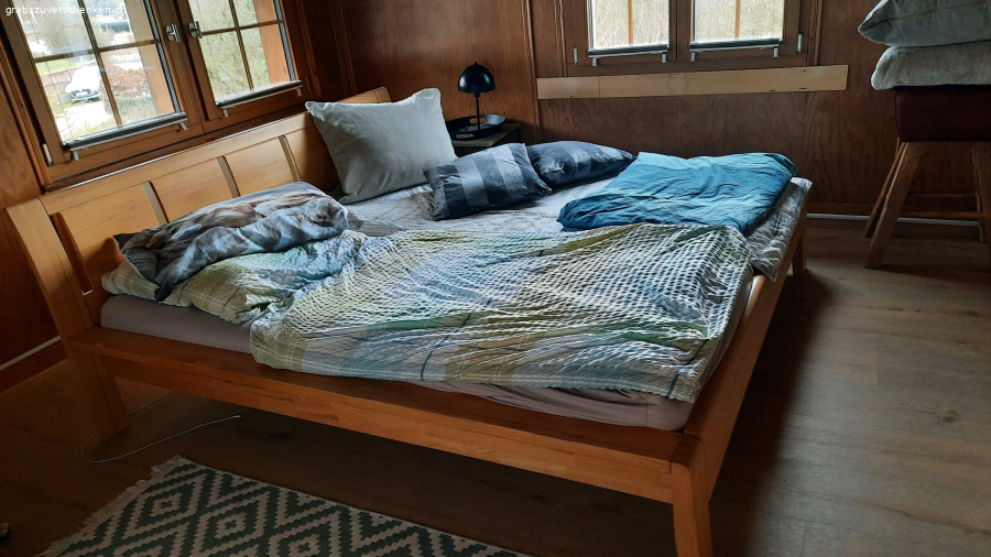 Bett massiv auf Wunsch mit gereinigt