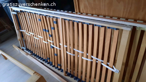 Bett massiv auf Wunsch mit gereinigt. massives Bett zu verschenken 180 ×200cm