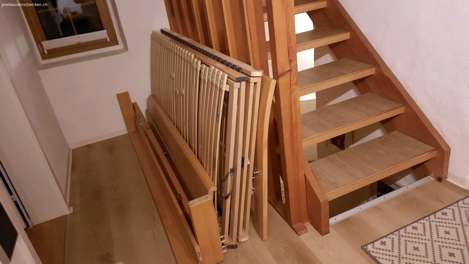 Bett massiv auf Wunsch mit gereinigt. massives Bett zu verschenken 180 ×200cm