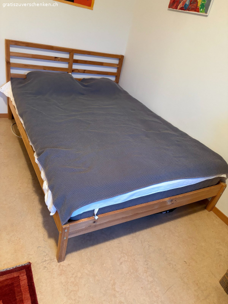 Bett (Matratze, Lattenrost und Gestell)