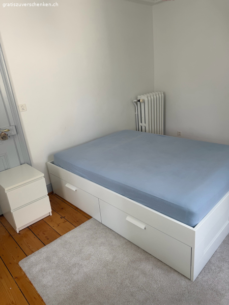 Bett + Matratze + Nachttisch