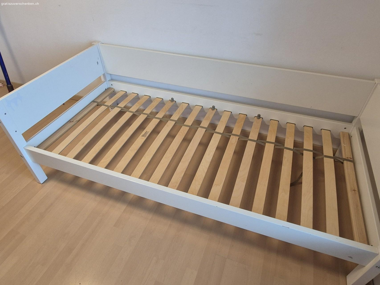 Bett mit 2x Schubladen. Bett mit Schubladen und lattenrost