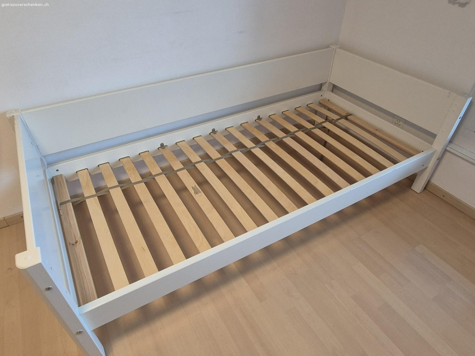 Bett mit 2x Schubladen. Bett mit Schubladen und lattenrost