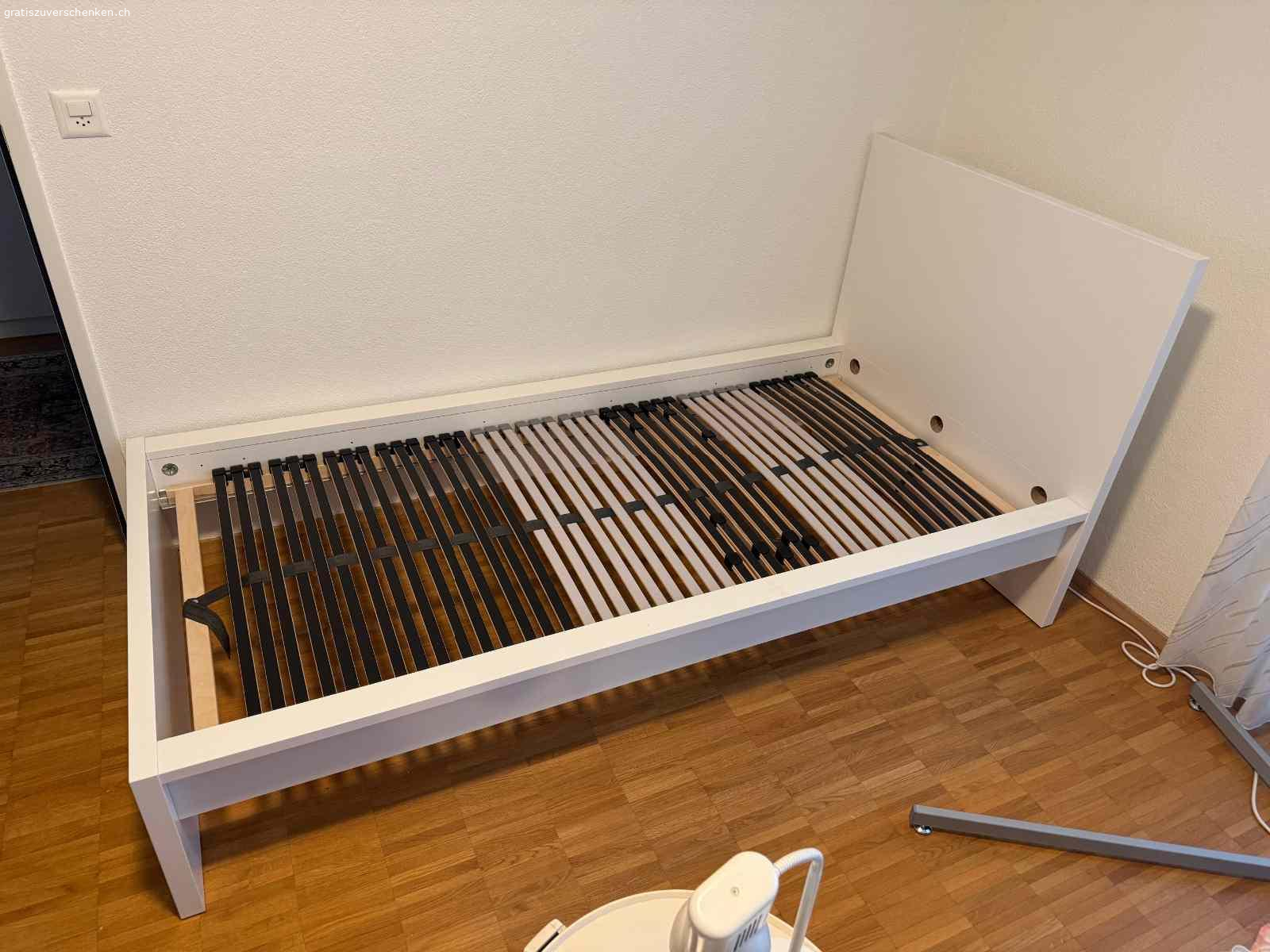 Bett mit Lattenrost (ohne Matratze). Infolge Wohnungsauflösung gratis abzugeben.

Das Bett wurde vor ca. 6 Monaten gekauft und ist in gutem Zustand.
Der Lattenrost ist für eine Matratze 90 x 200 cm ausgelegt.
Das Bett ist für den Transport einfach zu zerlegen.

Masse Holzrahmen: 38 x 105 x 210 cm (H x B x L)
Höhe am Kopfende: 100 cm

Wichtig:
Das Bett muss in der Zeit vom 2. bis 4. Juli abgeholt werden.