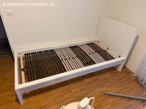 Bett mit Lattenrost (ohne Matratze). Infolge Wohnungsauflösung gratis abzugeben.

Das Bett wurde vor ca. 6 Monaten gekauft und ist in gutem Zustand.
Der Lattenrost ist für eine Matratze 90 x 200 cm ausgelegt.
Das Bett ist für den Transport einfach zu zerlegen.

Masse Holzrahmen: 38 x 105 x 210 cm (H x B x L)
Höhe am Kopfende: 100 cm

Wichtig:
Das Bett muss in der Zeit vom 2. bis 4. Juli abgeholt werden.