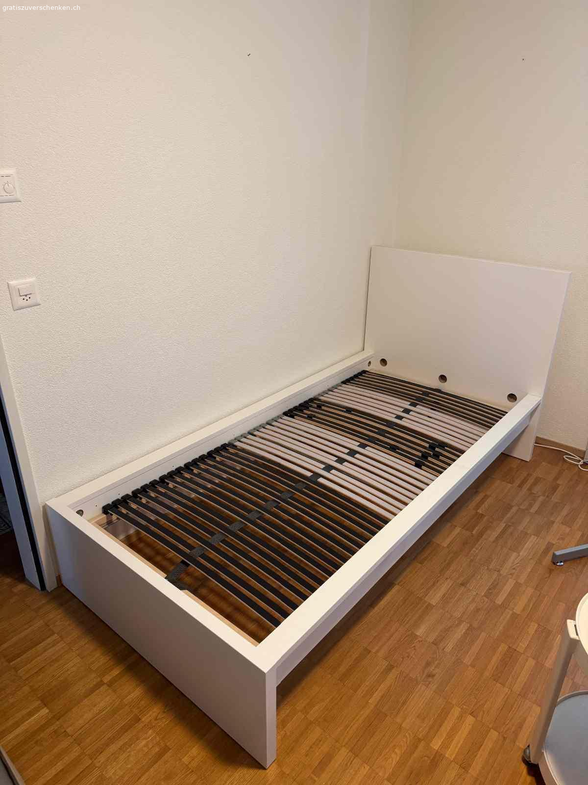 Bett mit Lattenrost (ohne Matratze). Infolge Wohnungsauflösung gratis abzugeben.

Das Bett wurde vor ca. 6 Monaten gekauft und ist in gutem Zustand.
Der Lattenrost ist für eine Matratze 90 x 200 cm ausgelegt.
Das Bett ist für den Transport einfach zu zerlegen.

Masse Holzrahmen: 38 x 105 x 210 cm (H x B x L)
Höhe am Kopfende: 100 cm

Wichtig:
Das Bett muss in der Zeit vom 2. bis 4. Juli abgeholt werden.