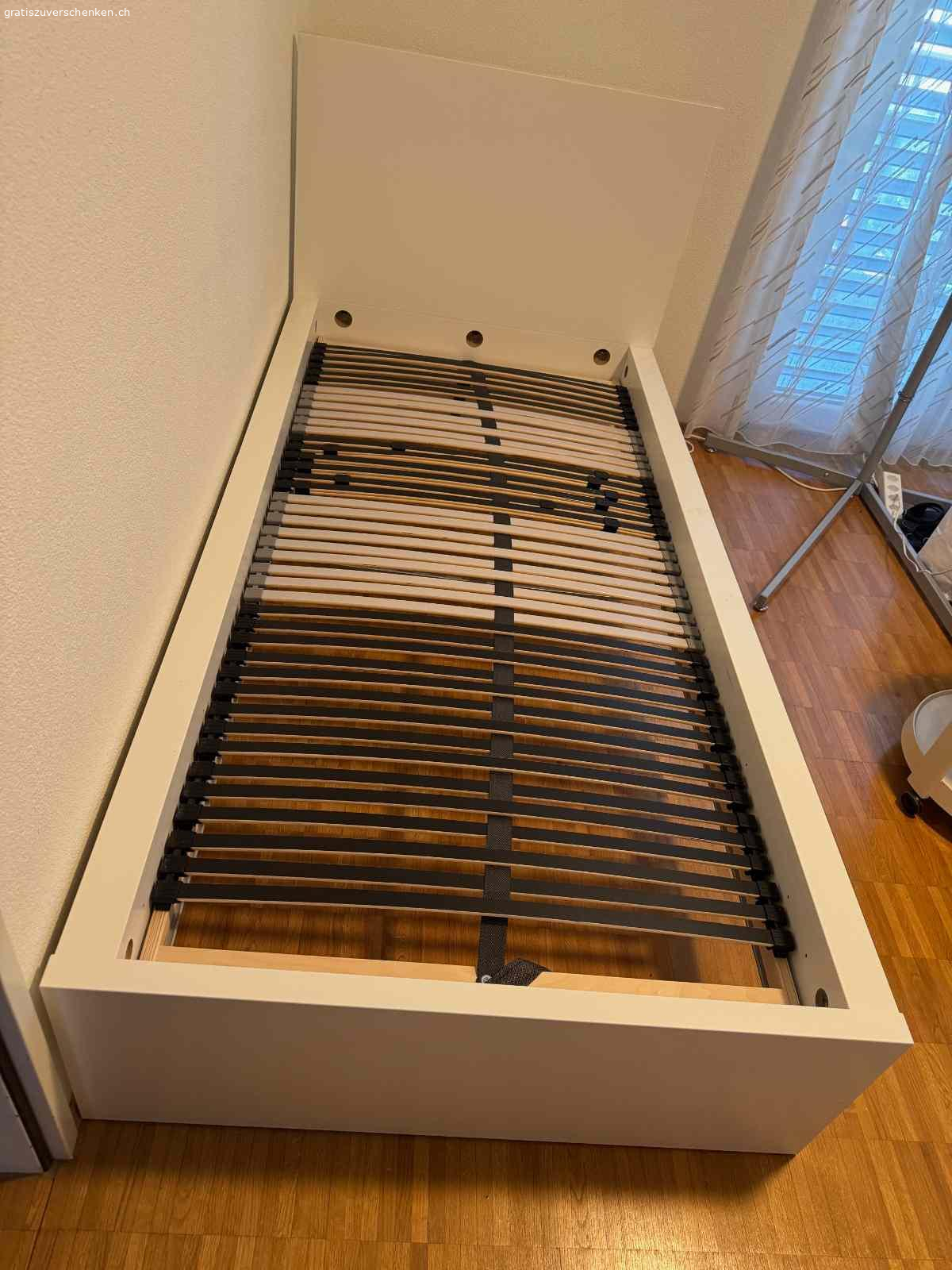 Bett mit Lattenrost (ohne Matratze). Infolge Wohnungsauflösung gratis abzugeben.

Das Bett wurde vor ca. 6 Monaten gekauft und ist in gutem Zustand.
Der Lattenrost ist für eine Matratze 90 x 200 cm ausgelegt.
Das Bett ist für den Transport einfach zu zerlegen.

Masse Holzrahmen: 38 x 105 x 210 cm (H x B x L)
Höhe am Kopfende: 100 cm

Wichtig:
Das Bett muss in der Zeit vom 2. bis 4. Juli abgeholt werden.