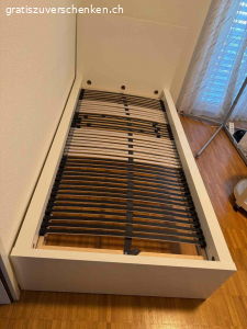 Bett mit Lattenrost (ohne Matratze). Infolge Wohnungsauflösung gratis abzugeben.

Das Bett wurde vor ca. 6 Monaten gekauft und ist in gutem Zustand.
Der Lattenrost ist für eine Matratze 90 x 200 cm ausgelegt.
Das Bett ist für den Transport einfach zu zerlegen.

Masse Holzrahmen: 38 x 105 x 210 cm (H x B x L)
Höhe am Kopfende: 100 cm

Wichtig:
Das Bett muss in der Zeit vom 2. bis 4. Juli abgeholt werden.