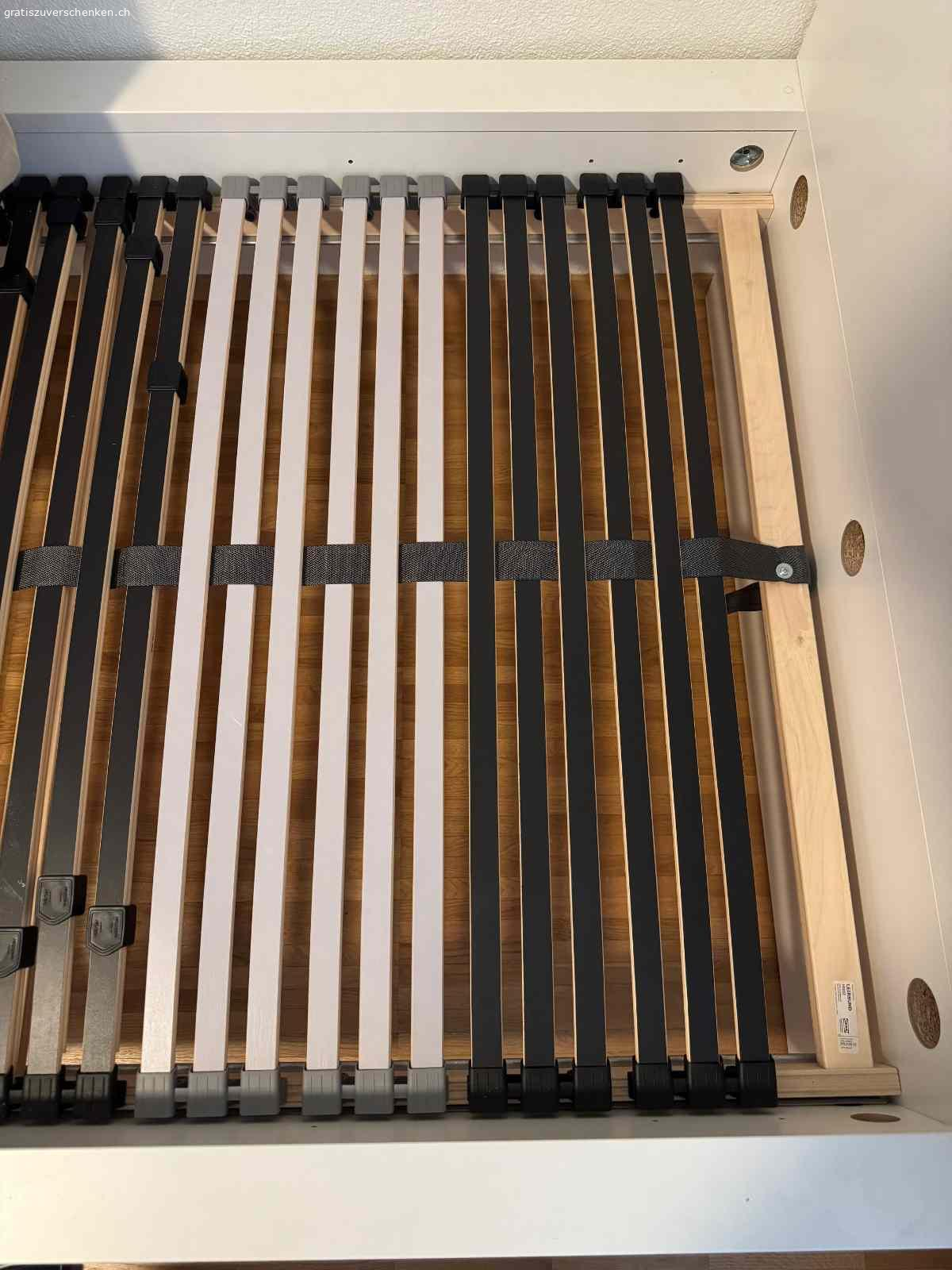 Bett mit Lattenrost (ohne Matratze). Infolge Wohnungsauflösung gratis abzugeben.

Das Bett wurde vor ca. 6 Monaten gekauft und ist in gutem Zustand.
Der Lattenrost ist für eine Matratze 90 x 200 cm ausgelegt.
Das Bett ist für den Transport einfach zu zerlegen.

Masse Holzrahmen: 38 x 105 x 210 cm (H x B x L)
Höhe am Kopfende: 100 cm

Wichtig:
Das Bett muss in der Zeit vom 2. bis 4. Juli abgeholt werden.