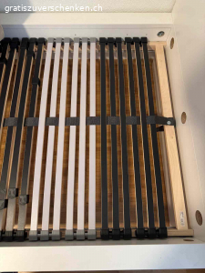 Bett mit Lattenrost (ohne Matratze). Infolge Wohnungsauflösung gratis abzugeben.

Das Bett wurde vor ca. 6 Monaten gekauft und ist in gutem Zustand.
Der Lattenrost ist für eine Matratze 90 x 200 cm ausgelegt.
Das Bett ist für den Transport einfach zu zerlegen.

Masse Holzrahmen: 38 x 105 x 210 cm (H x B x L)
Höhe am Kopfende: 100 cm

Wichtig:
Das Bett muss in der Zeit vom 2. bis 4. Juli abgeholt werden.