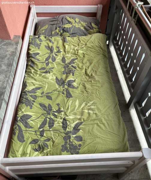 Bett mit Lattenrost