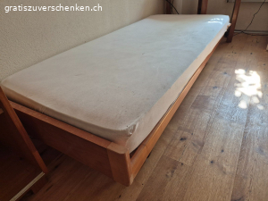 Bett mit Matratze und Lattenrost von Bico-flex.