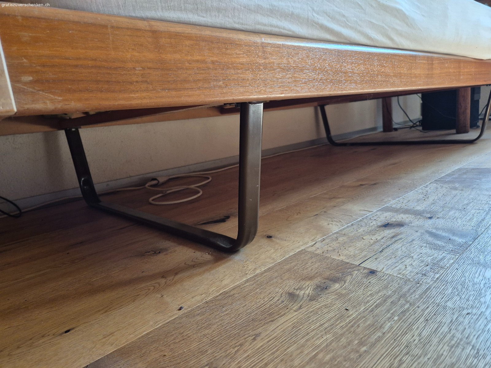 Bett mit Matratze und Lattenrost von Bico-flex.. Bett mit Matratze und Lattenrost von Bico-flex.

Masse: 90,5x204cm