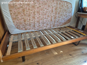 Bett mit Matratze und Lattenrost von Bico-flex.