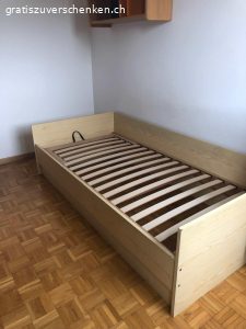 Bett. Bett ohne Matratze 

Länge 195 cm
Breite 96 cm
Höhe (mit Seitenwänden) 52 cm

(Unter Lattenrost hat‘s Staurraum.)
Gratis. Abzuholen in Wallisellen. 
4. Stock, keinen Lift