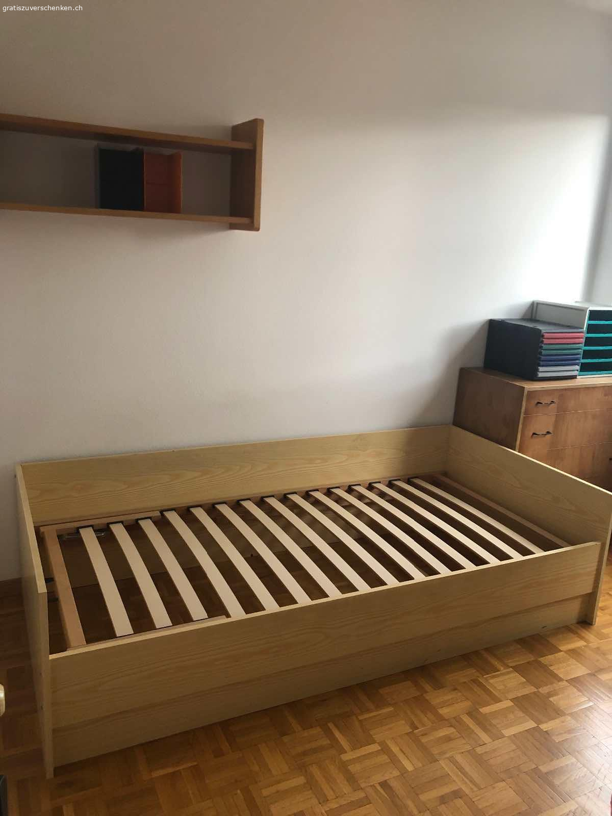 Bett. Bett ohne Matratze 

Länge 195 cm
Breite 96 cm
Höhe (mit Seitenwänden) 52 cm

(Unter Lattenrost hat‘s Staurraum.)
Gratis. Abzuholen in Wallisellen. 
4. Stock, keinen Lift