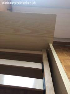 Bett. Bett ohne Matratze 

Länge 195 cm
Breite 96 cm
Höhe (mit Seitenwänden) 52 cm

(Unter Lattenrost hat‘s Staurraum.)
Gratis. Abzuholen in Wallisellen. 
4. Stock, keinen Lift