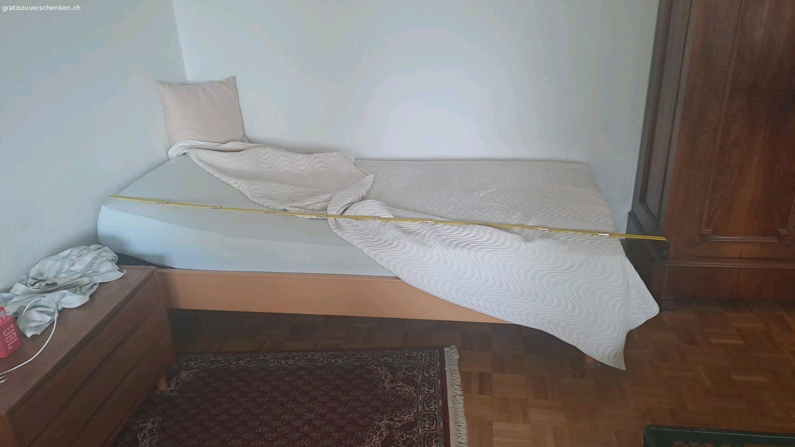 Bett. Bett länge 187cm, breite 94cm. Kopfteil höhenverstellbar. Mit oder ohne Matratze.