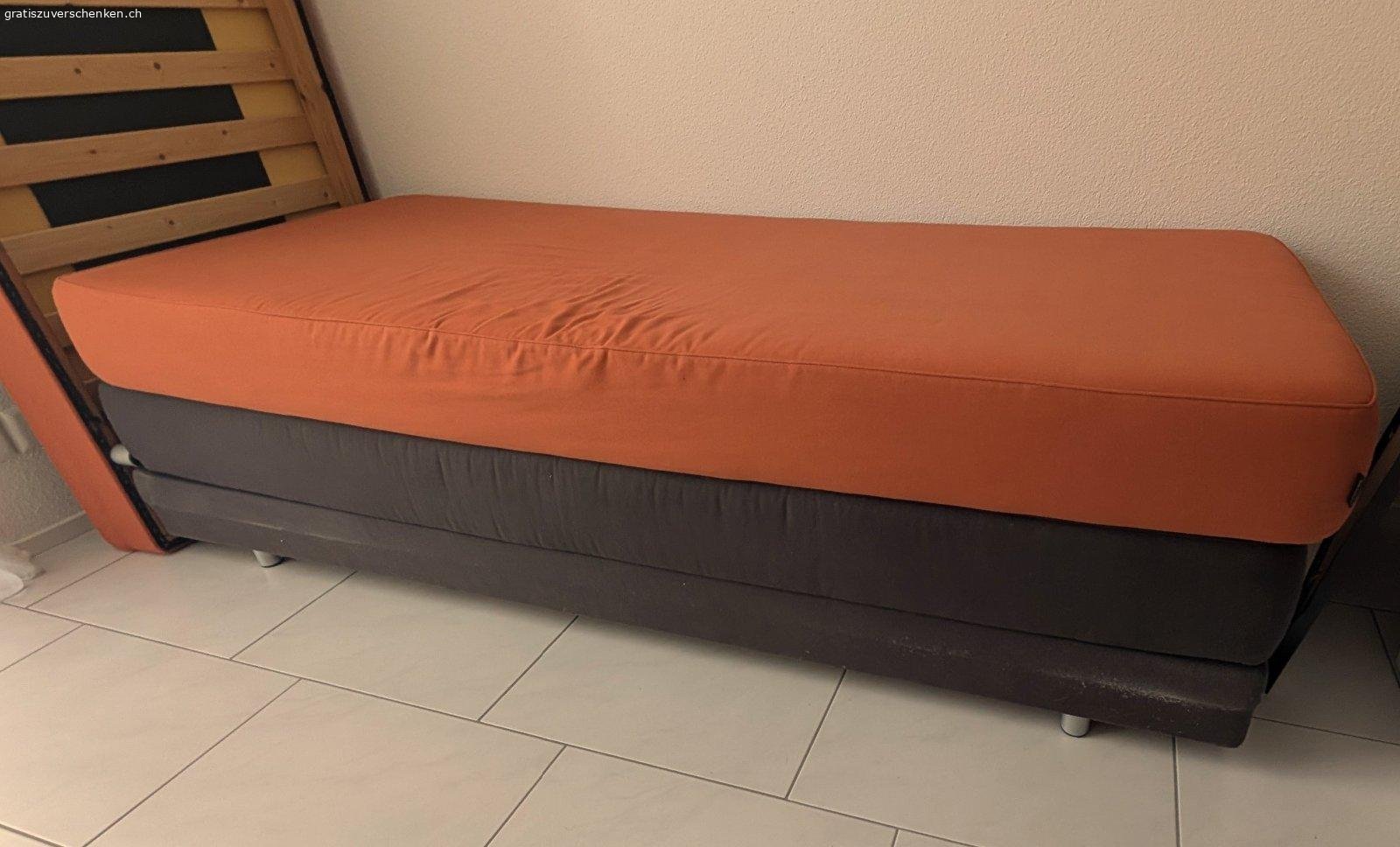 Betten verschenkenZwei Betten. 80cm x 200 cm. Wir verschenken zwei gut erhaltene Gästebetten wegen - Wohnungswechsels und akutem Platzmangel.
- Masse: Jeweils 80 cm x 200 cm
- Aufbau: Jedes Bett besteht aus einer Untermatratze und einer ObermatratzeFlexibel: 
- ollikofen
- _ Zustand: Wurden nur als Gästebetten genutzt
- Bedingung: Müssen dringend und so schnell wie möglich abgeholt werden
- Abholort: Zollikofen