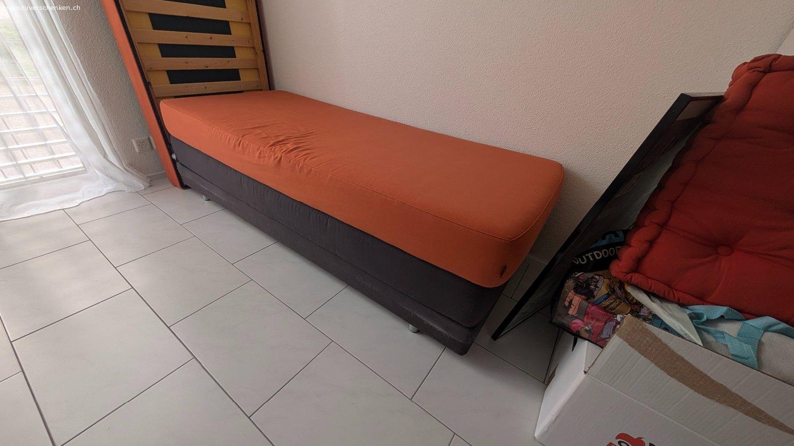 Betten verschenkenZwei Betten. 80cm x 200 cm. Wir verschenken zwei gut erhaltene Gästebetten wegen - Wohnungswechsels und akutem Platzmangel.
- Masse: Jeweils 80 cm x 200 cm
- Aufbau: Jedes Bett besteht aus einer Untermatratze und einer ObermatratzeFlexibel: 
- ollikofen
- _ Zustand: Wurden nur als Gästebetten genutzt
- Bedingung: Müssen dringend und so schnell wie möglich abgeholt werden
- Abholort: Zollikofen