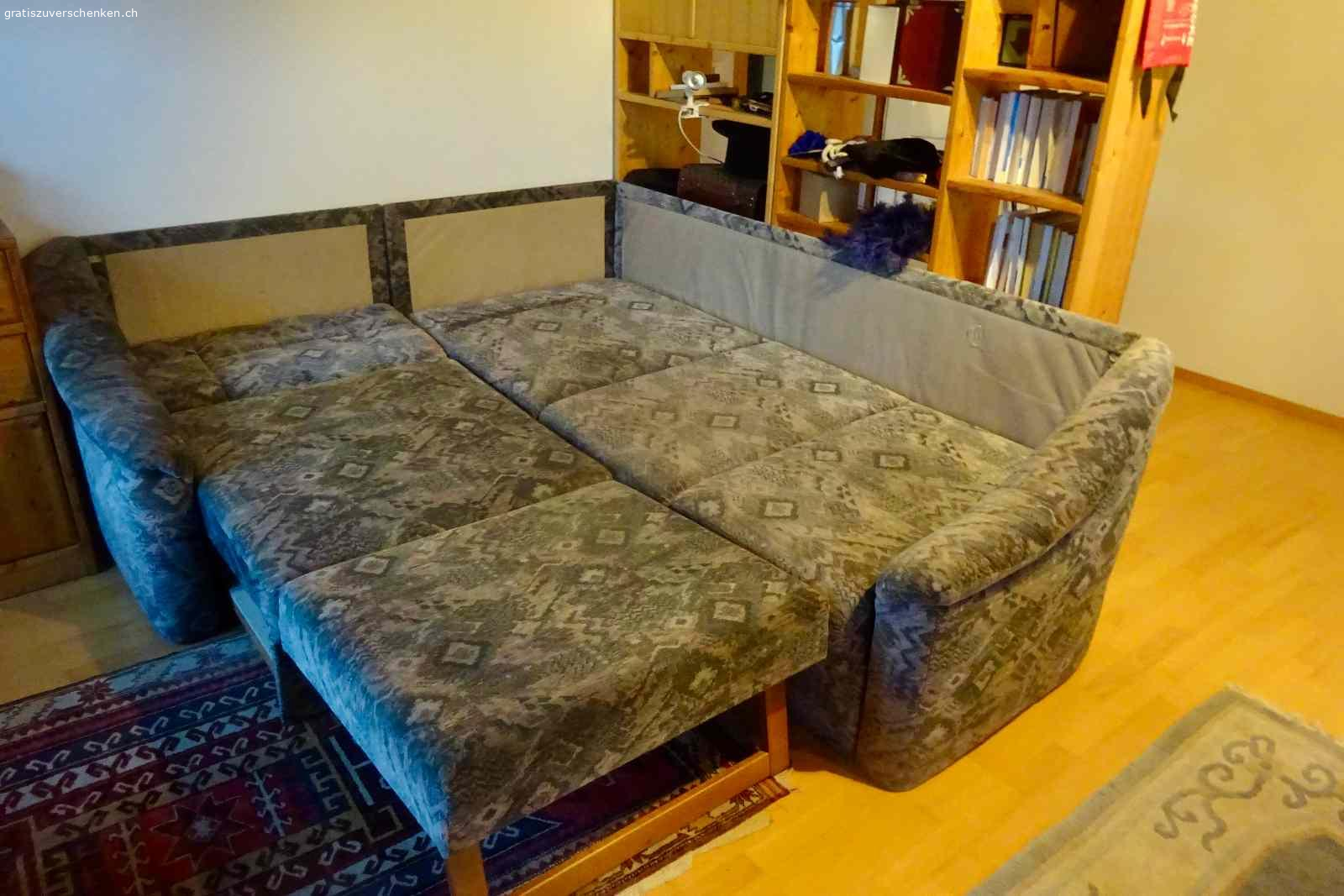 Bettsofa / Polstergruppe. Schlafsofa / Polstergruppe: Gemütlich zusammensitzen und Gäste gut beherbergen:

    es schläft sich alleine oder zu zweit sehr bequem auf diesem grosszügigen Möbel,
    Die Polsterung ist angenehm, weder zu weich, noch zu hart.

Masse: 2,10m lang, 1.85 breit, Sitzfläche 40 cm hoch, Liegefläche: 1,70m x 2m.

Das Sofa ist gebraucht, voll funktionstüchtig, der Bezug sauber, insgesamt in einem guten Zustand. Zwischen Seitenteil und Hinterwand ist an einer Stelle ein Schraube ausgerissen - nicht sichtbar, tut der Stabilität keinen Abbruch, mit einem neuen Winkel sehr rasch zu reparieren.