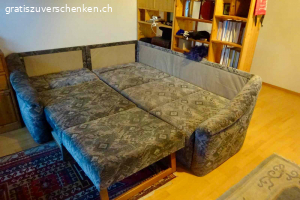 Bettsofa / Polstergruppe. Schlafsofa / Polstergruppe: Gemütlich zusammensitzen und Gäste gut beherbergen:

    es schläft sich alleine oder zu zweit sehr bequem auf diesem grosszügigen Möbel,
    Die Polsterung ist angenehm, weder zu weich, noch zu hart.

Masse: 2,10m lang, 1.85 breit, Sitzfläche 40 cm hoch, Liegefläche: 1,70m x 2m.

Das Sofa ist gebraucht, voll funktionstüchtig, der Bezug sauber, insgesamt in einem guten Zustand. Zwischen Seitenteil und Hinterwand ist an einer Stelle ein Schraube ausgerissen - nicht sichtbar, tut der Stabilität keinen Abbruch, mit einem neuen Winkel sehr rasch zu reparieren.