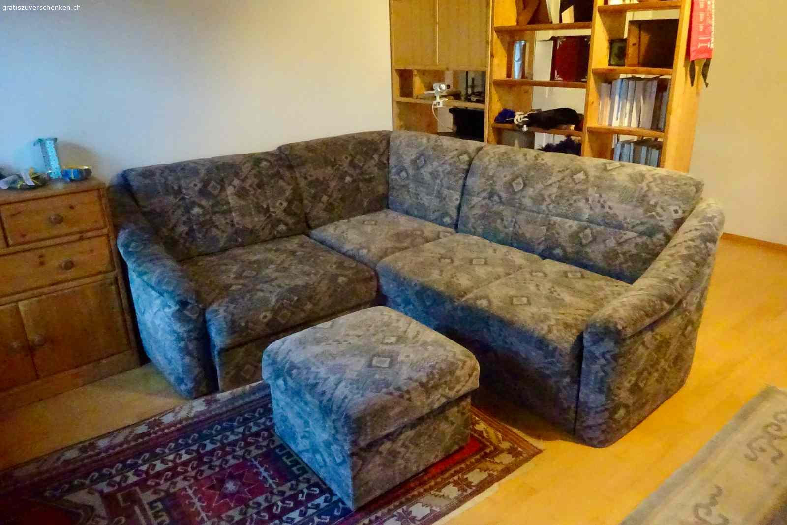 Bettsofa / Polstergruppe. Schlafsofa / Polstergruppe: Gemütlich zusammensitzen und Gäste gut beherbergen:

    es schläft sich alleine oder zu zweit sehr bequem auf diesem grosszügigen Möbel,
    Die Polsterung ist angenehm, weder zu weich, noch zu hart.

Masse: 2,10m lang, 1.85 breit, Sitzfläche 40 cm hoch, Liegefläche: 1,70m x 2m.

Das Sofa ist gebraucht, voll funktionstüchtig, der Bezug sauber, insgesamt in einem guten Zustand. Zwischen Seitenteil und Hinterwand ist an einer Stelle ein Schraube ausgerissen - nicht sichtbar, tut der Stabilität keinen Abbruch, mit einem neuen Winkel sehr rasch zu reparieren.