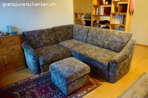 Bettsofa / Polstergruppe. Schlafsofa / Polstergruppe: Gemütlich zusammensitzen und Gäste gut beherbergen:

    es schläft sich alleine oder zu zweit sehr bequem auf diesem grosszügigen Möbel,
    Die Polsterung ist angenehm, weder zu weich, noch zu hart.

Masse: 2,10m lang, 1.85 breit, Sitzfläche 40 cm hoch, Liegefläche: 1,70m x 2m.

Das Sofa ist gebraucht, voll funktionstüchtig, der Bezug sauber, insgesamt in einem guten Zustand. Zwischen Seitenteil und Hinterwand ist an einer Stelle ein Schraube ausgerissen - nicht sichtbar, tut der Stabilität keinen Abbruch, mit einem neuen Winkel sehr rasch zu reparieren.