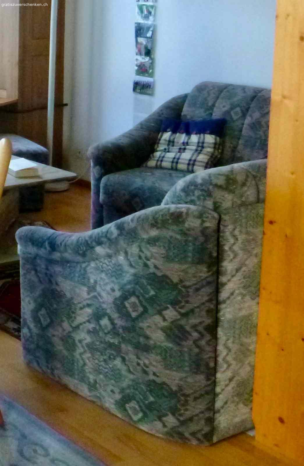 Bettsofa / Polstergruppe. Schlafsofa / Polstergruppe: Gemütlich zusammensitzen und Gäste gut beherbergen:

    es schläft sich alleine oder zu zweit sehr bequem auf diesem grosszügigen Möbel,
    Die Polsterung ist angenehm, weder zu weich, noch zu hart.

Masse: 2,10m lang, 1.85 breit, Sitzfläche 40 cm hoch, Liegefläche: 1,70m x 2m.

Das Sofa ist gebraucht, voll funktionstüchtig, der Bezug sauber, insgesamt in einem guten Zustand. Zwischen Seitenteil und Hinterwand ist an einer Stelle ein Schraube ausgerissen - nicht sichtbar, tut der Stabilität keinen Abbruch, mit einem neuen Winkel sehr rasch zu reparieren.