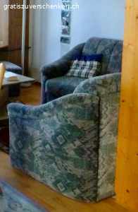 Bettsofa / Polstergruppe. Schlafsofa / Polstergruppe: Gemütlich zusammensitzen und Gäste gut beherbergen:

    es schläft sich alleine oder zu zweit sehr bequem auf diesem grosszügigen Möbel,
    Die Polsterung ist angenehm, weder zu weich, noch zu hart.

Masse: 2,10m lang, 1.85 breit, Sitzfläche 40 cm hoch, Liegefläche: 1,70m x 2m.

Das Sofa ist gebraucht, voll funktionstüchtig, der Bezug sauber, insgesamt in einem guten Zustand. Zwischen Seitenteil und Hinterwand ist an einer Stelle ein Schraube ausgerissen - nicht sichtbar, tut der Stabilität keinen Abbruch, mit einem neuen Winkel sehr rasch zu reparieren.