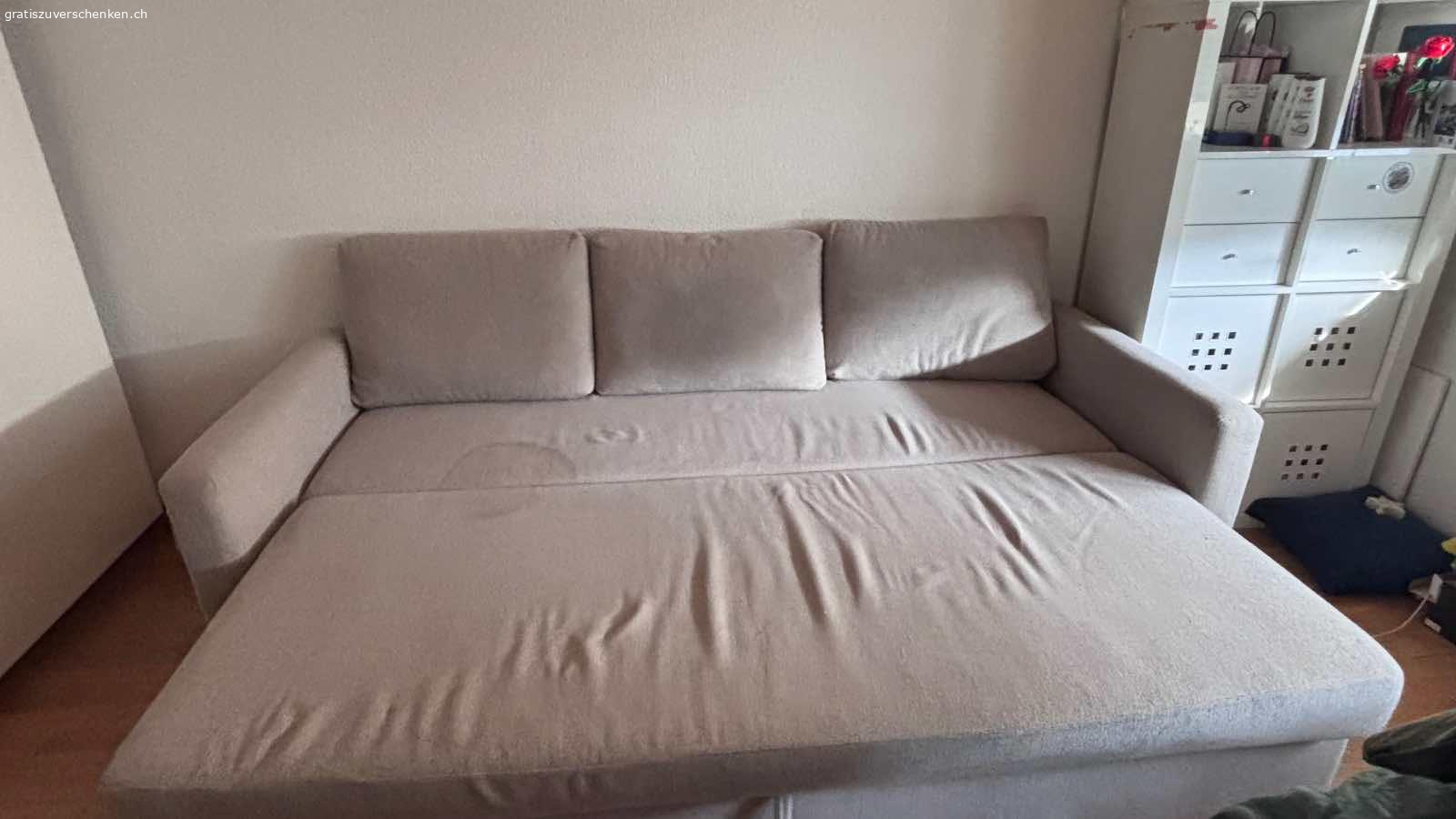 Bettsofa. Bettsofa mit Fleck, Katze hat en einer Stelle ein bisschen gekratzt. StabilWohnung ist im 4.Stock. Kein Lift