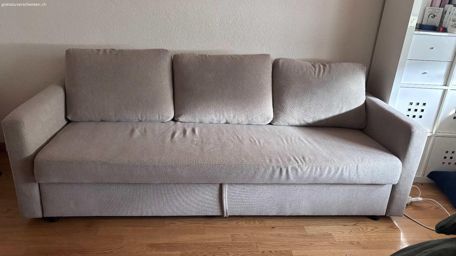 Bettsofa. Bettsofa mit Fleck, Katze hat en einer Stelle ein bisschen gekratzt. StabilWohnung ist im 4.Stock. Kein Lift