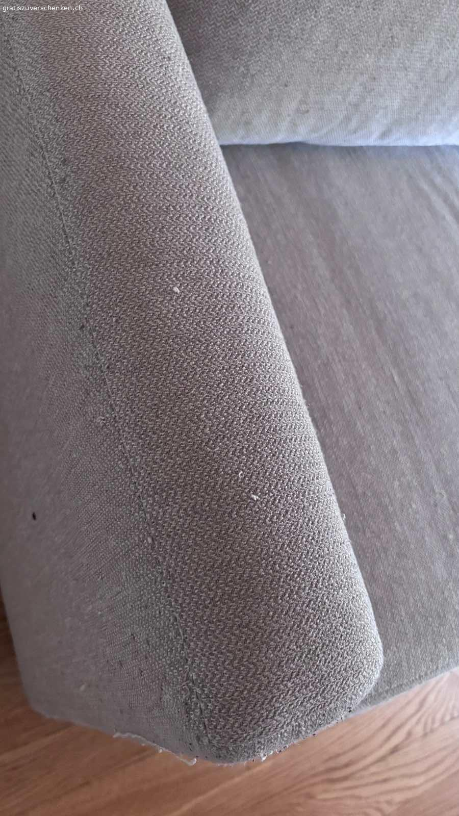 Bettsofa. Bettsofa mit Fleck, Katze hat en einer Stelle ein bisschen gekratzt. StabilWohnung ist im 4.Stock. Kein Lift