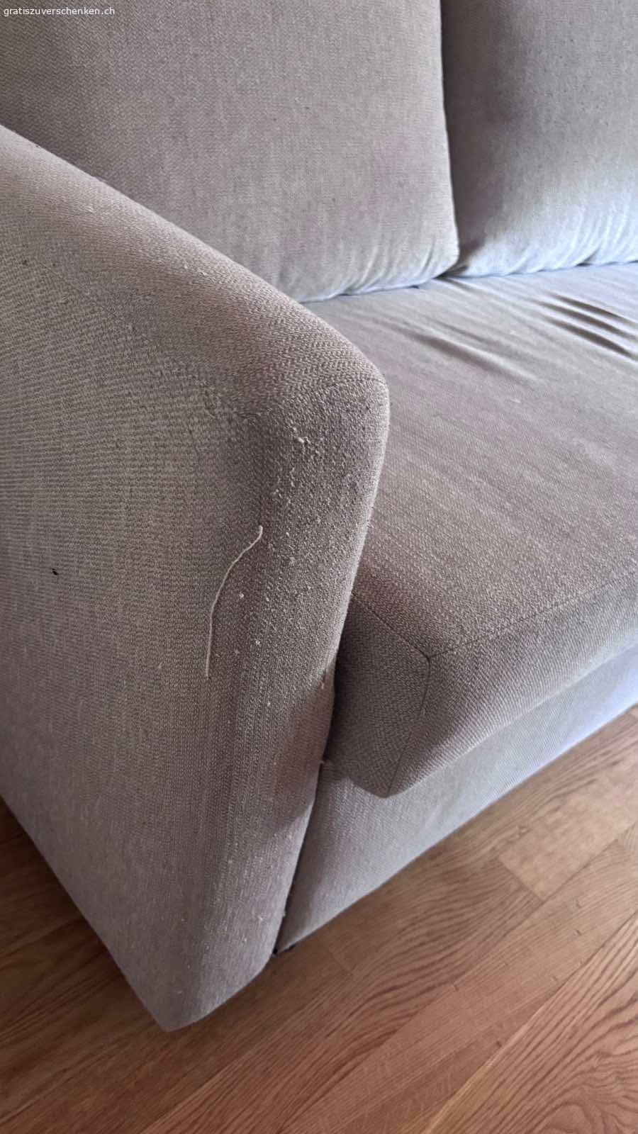Bettsofa. Bettsofa mit Fleck, Katze hat en einer Stelle ein bisschen gekratzt. StabilWohnung ist im 4.Stock. Kein Lift