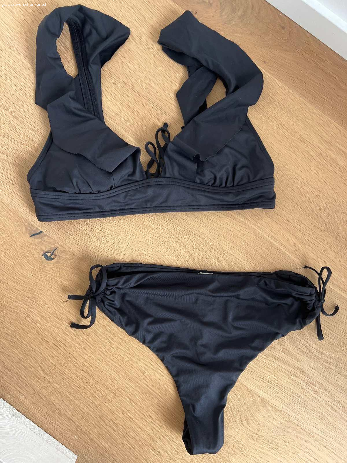 Bikini schwarz. Oberteil (Marke Jette) Grösse 36A/B
Hose (high waist geschnitten, Marke unbekannt) Grösse S

Die Teile befinden Ich in sehr gutem Zustand, mir gefällt jedoch die „Farbe“ nicht mehr. Das Set habe ich eigenständig zusammengestellt, weshalb die Stoffe etwas anders sind.ℹ️

Bei Übernahme der Versandkosten ist Verschicken möglich. Twint vorhanden. :)