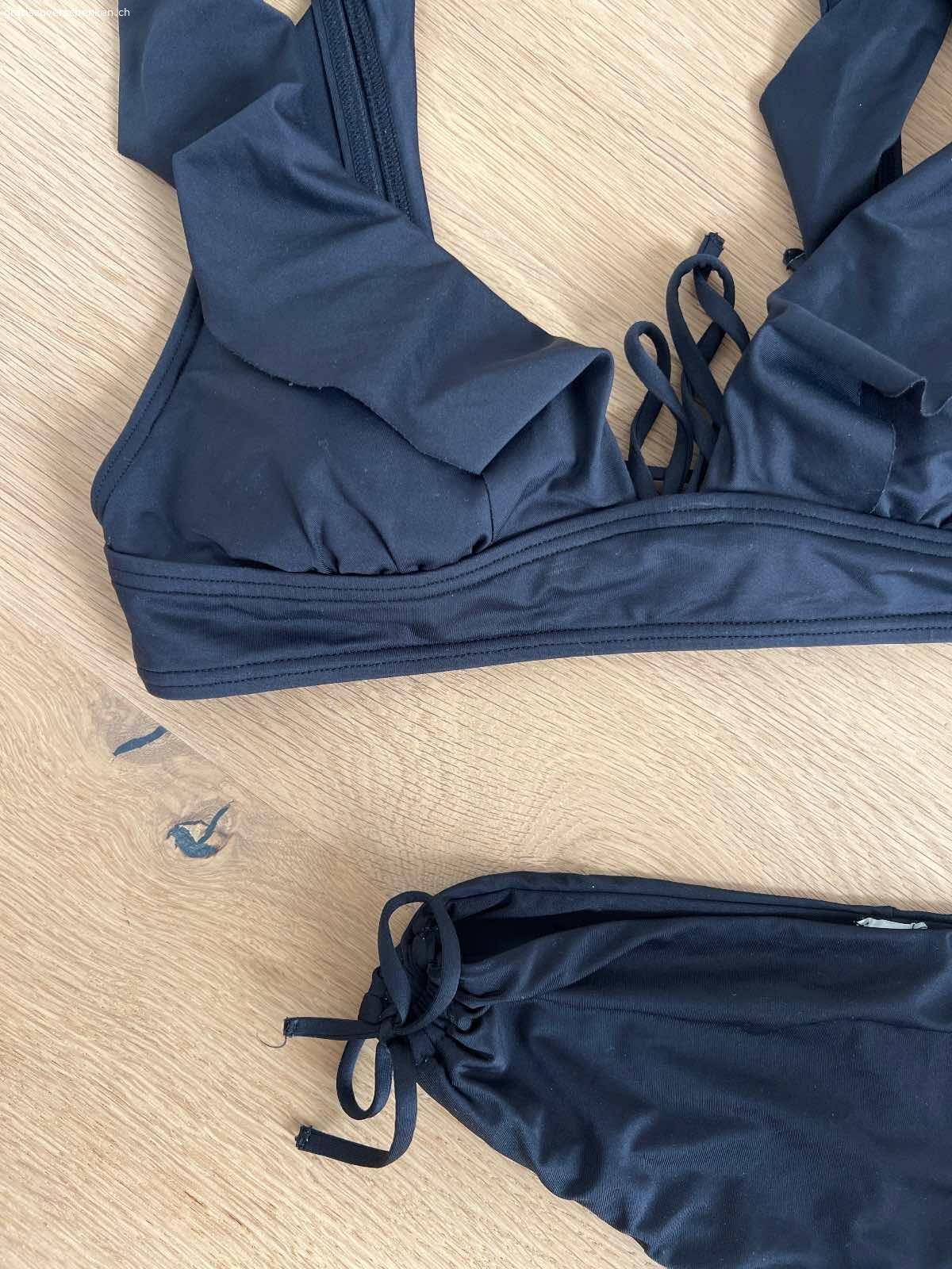 Bikini schwarz. Oberteil (Marke Jette) Grösse 36A/B
Hose (high waist geschnitten, Marke unbekannt) Grösse S

Die Teile befinden Ich in sehr gutem Zustand, mir gefällt jedoch die „Farbe“ nicht mehr. Das Set habe ich eigenständig zusammengestellt, weshalb die Stoffe etwas anders sind.ℹ️

Bei Übernahme der Versandkosten ist Verschicken möglich. Twint vorhanden. :)