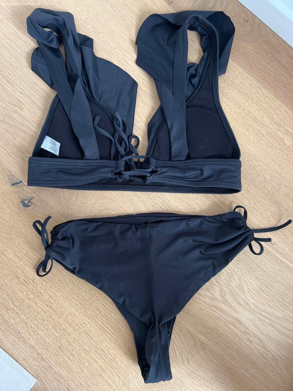 Bikini schwarz. Oberteil (Marke Jette) Grösse 36A/B
Hose (high waist geschnitten, Marke unbekannt) Grösse S

Die Teile befinden Ich in sehr gutem Zustand, mir gefällt jedoch die „Farbe“ nicht mehr. Das Set habe ich eigenständig zusammengestellt, weshalb die Stoffe etwas anders sind.ℹ️

Bei Übernahme der Versandkosten ist Verschicken möglich. Twint vorhanden. :)