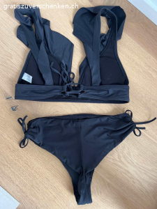 Bikini schwarz. Oberteil (Marke Jette) Grösse 36A/B
Hose (high waist geschnitten, Marke unbekannt) Grösse S

Die Teile befinden Ich in sehr gutem Zustand, mir gefällt jedoch die „Farbe“ nicht mehr. Das Set habe ich eigenständig zusammengestellt, weshalb die Stoffe etwas anders sind.ℹ️

Bei Übernahme der Versandkosten ist Verschicken möglich. Twint vorhanden. :)