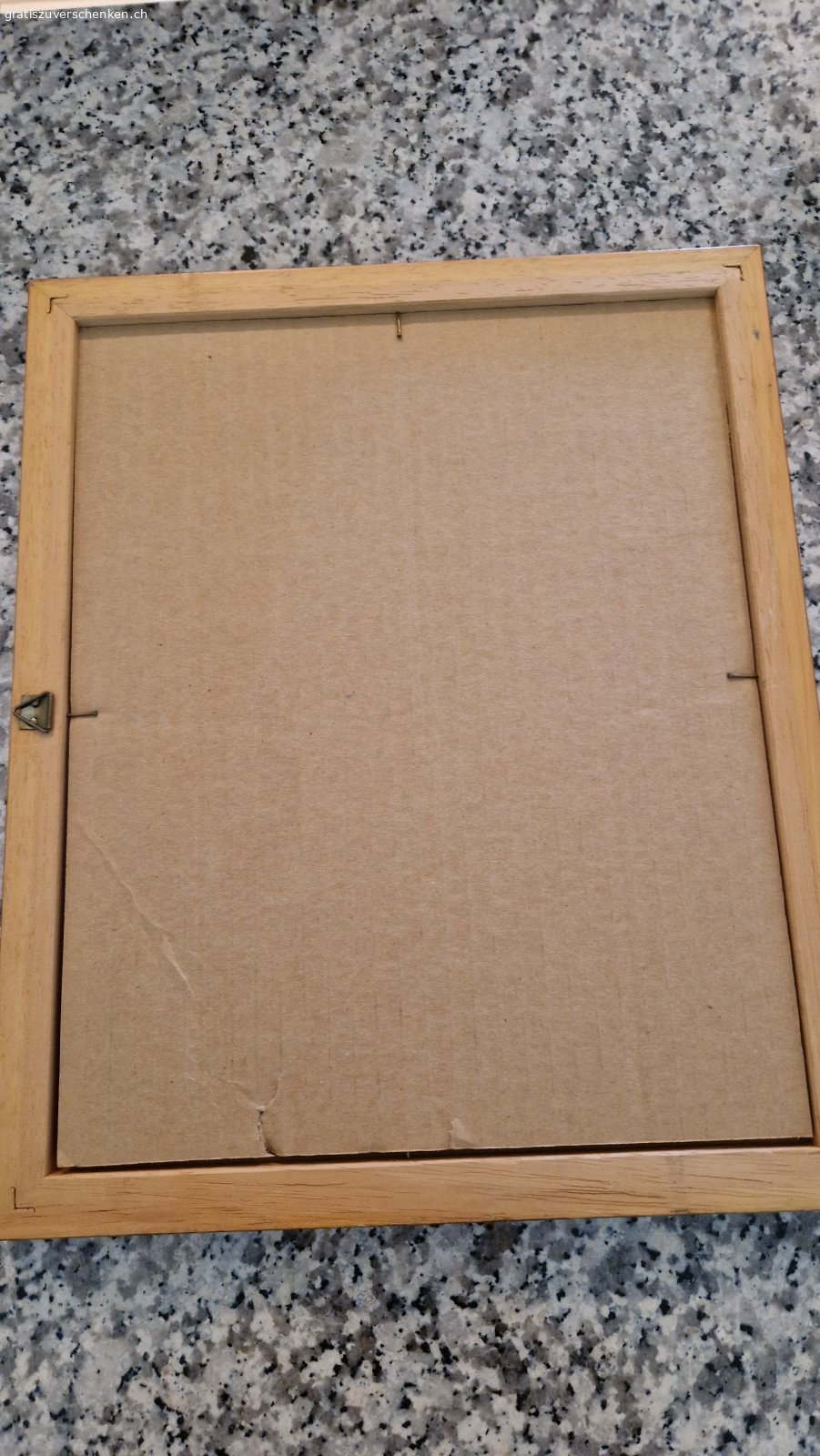 Bilder Rahmen. Ich gebe 2 Bilder Rahmen weiter aus Holz mit 
diesen hübschen mit vergoldetem Rand. Masse: Länge 32 cm Breite 26 cm. Hinterseite klassisch Karton mit Bilder Nägelchen und Aufhänger. Da ich kürzlich umgezogen bin habe ich keinen Plätzchen mehr dafür gefunden. Darf deshalb weiterziehen. Nur Abholung! Bitte nur über Gratis Inserate kommunizieren, damit ich antworten kann.